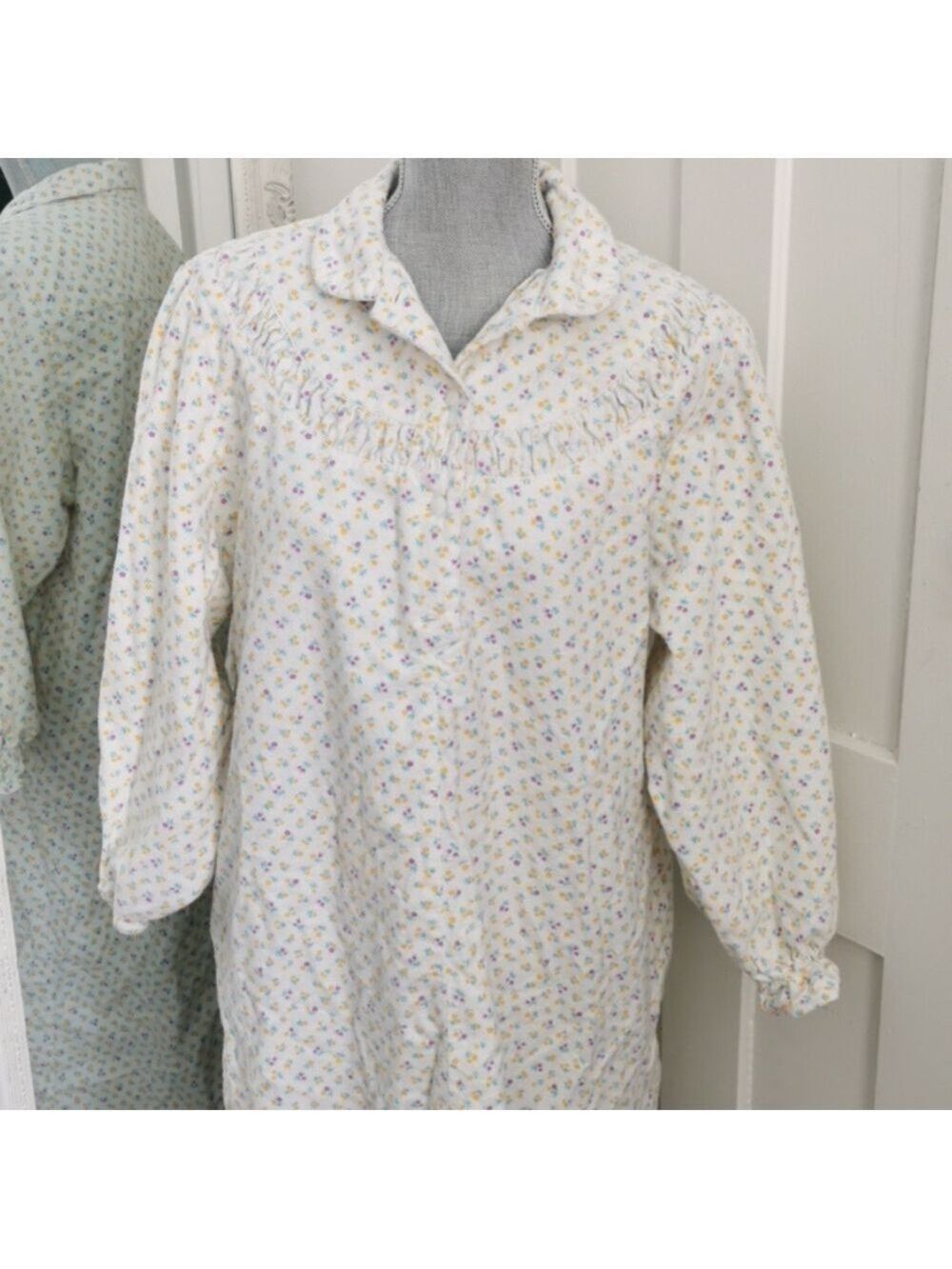 Vintage ditzy floral cottagecore granny flannel nightgown. Size M